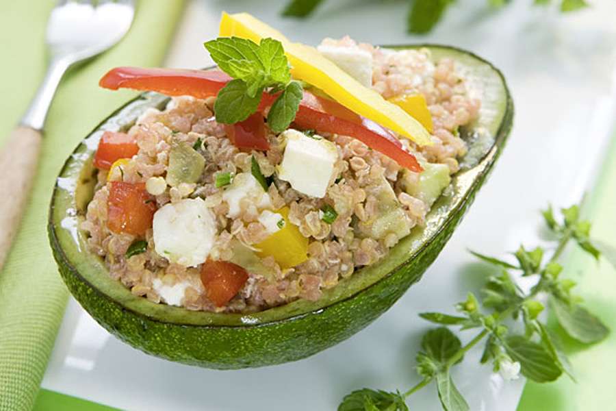 Avocadosalat mit Quinoafüllung