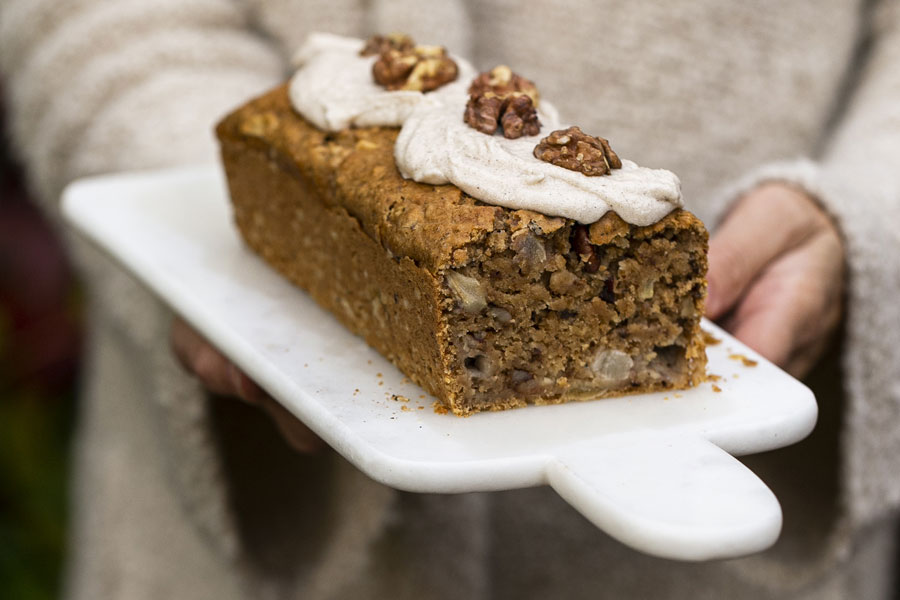 Birnenkuchen mit Walnüssen, Haferflocken und Zuckerguss