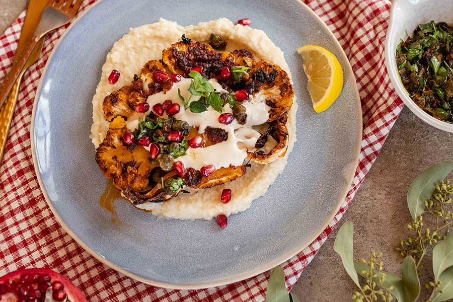 Blumenkohlsteaks auf Blumenkohl Bohnen Püree mit Zitronen Kapern Salsa