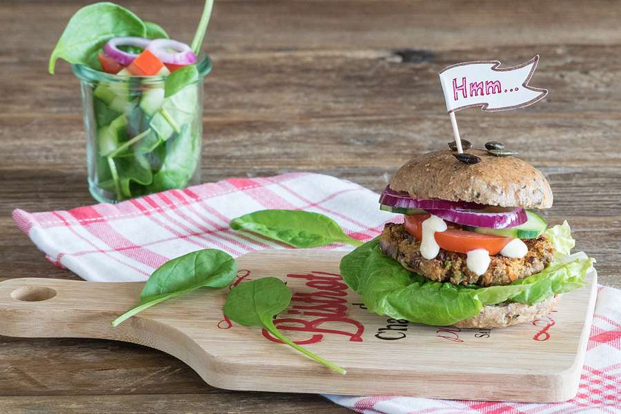 Borlotti-Burger mit Kürbiskernbrötchen & Cashew-Mayo