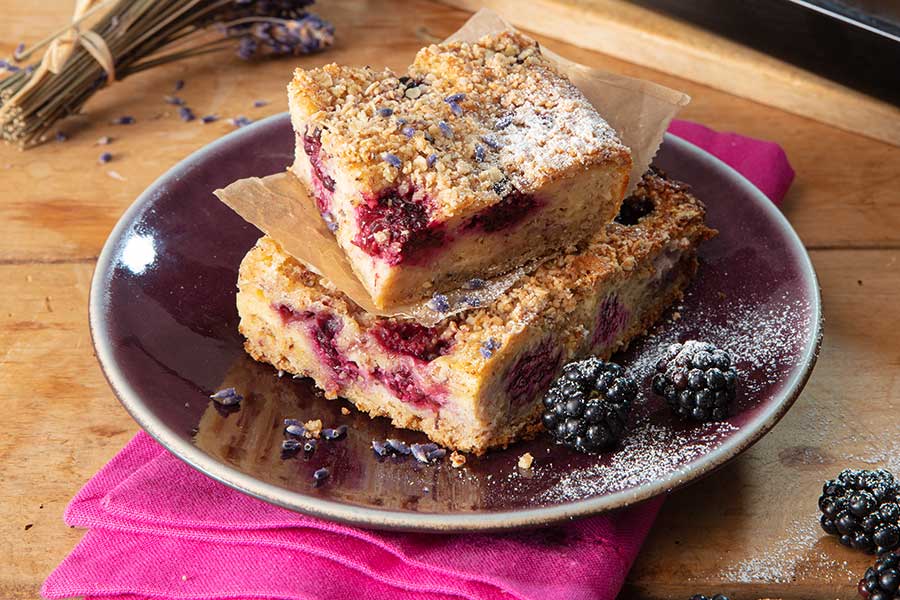 Brombeer-Lavendel-Joghurt-Kuchen mit Streuseln – ohne Mehl