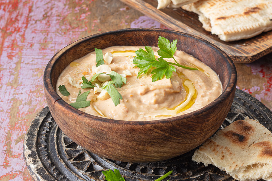 Cannellini-Bohnen-Hummus mit Tomate und Cashew