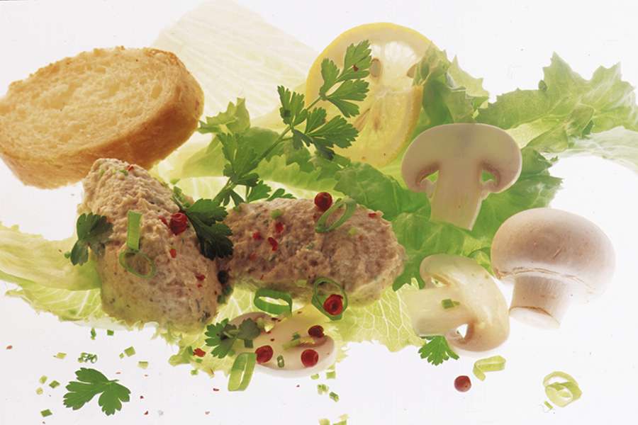 Champignonmousse mit knackigem Eisbergsalat