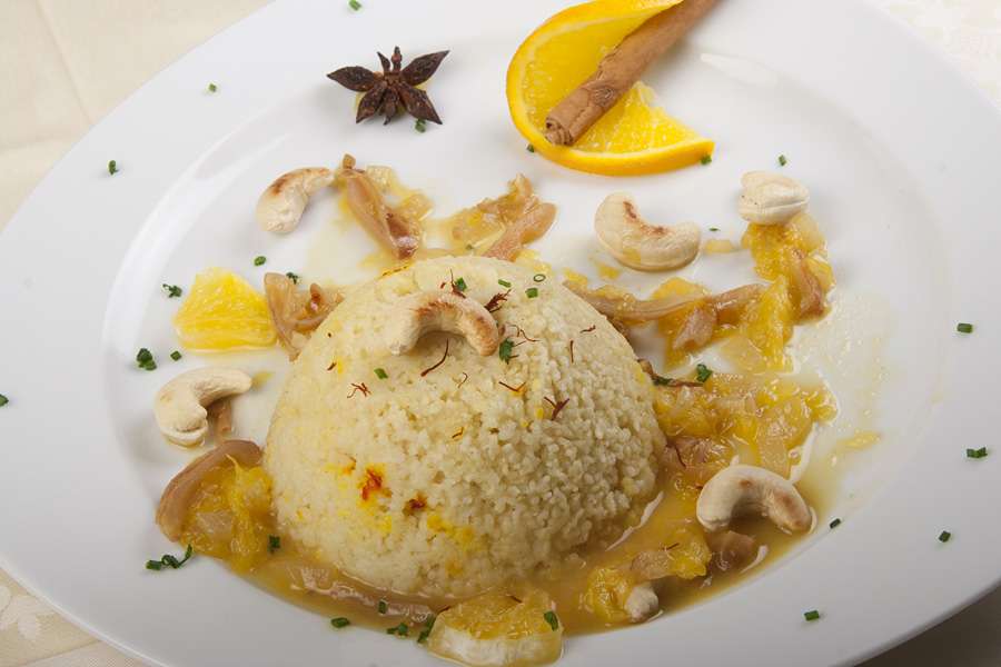 Couscous Safran mit Dattel-Orangen-Sauce