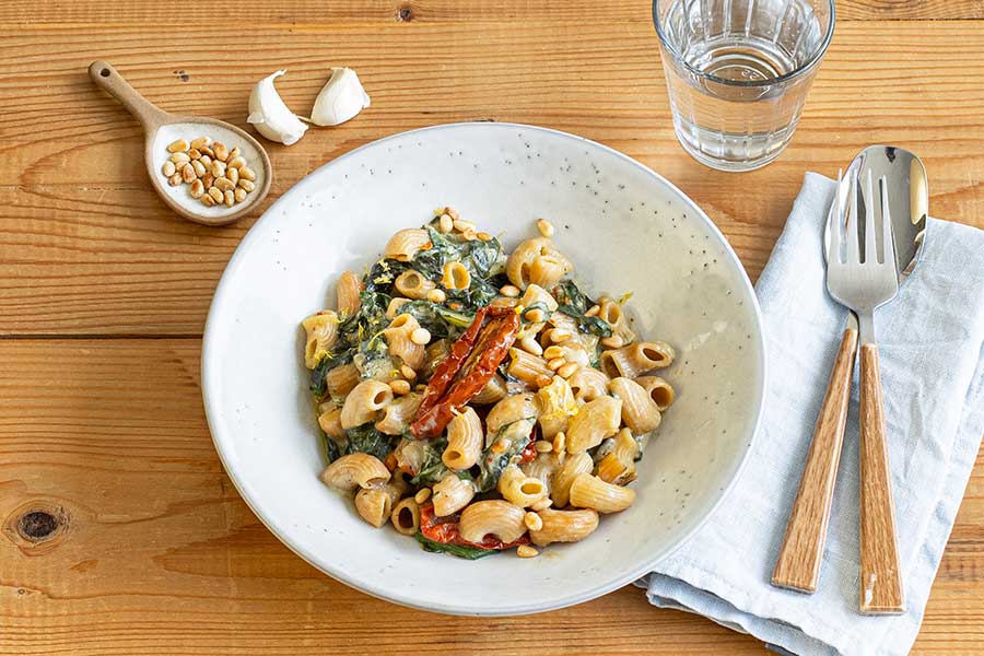 23.09.2023: Cremige Hörnchen Nudeln mit Mangold, getrockneten Tomaten und Zedernüssen