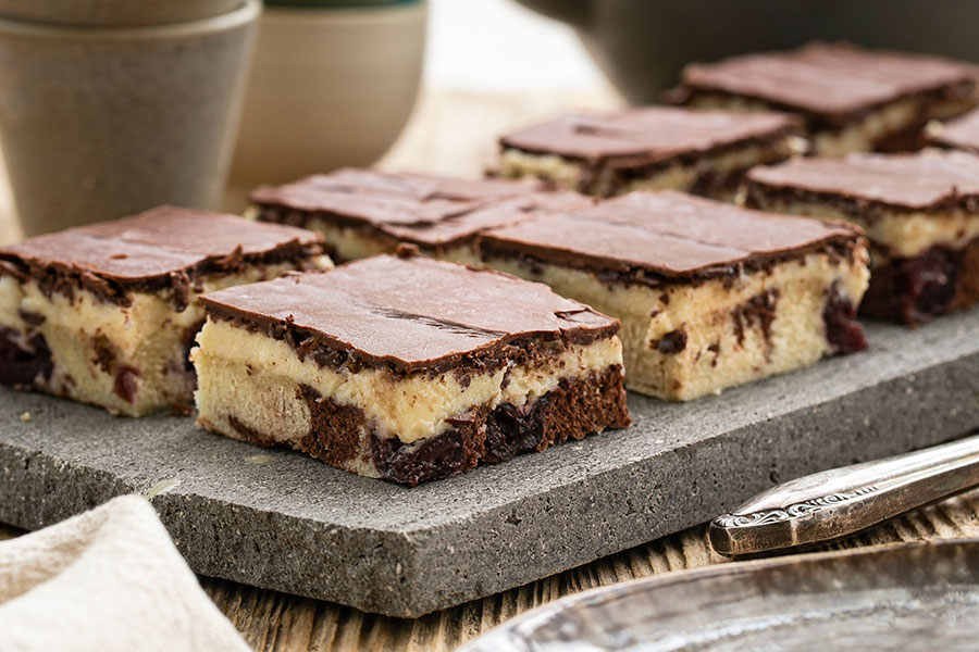 Black and white cake with pudding filling