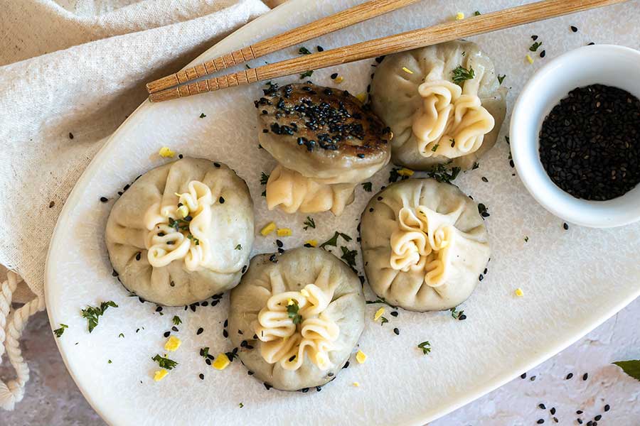 Hausgemachte Kohl-Dumplings mit Erdnuss-Dip