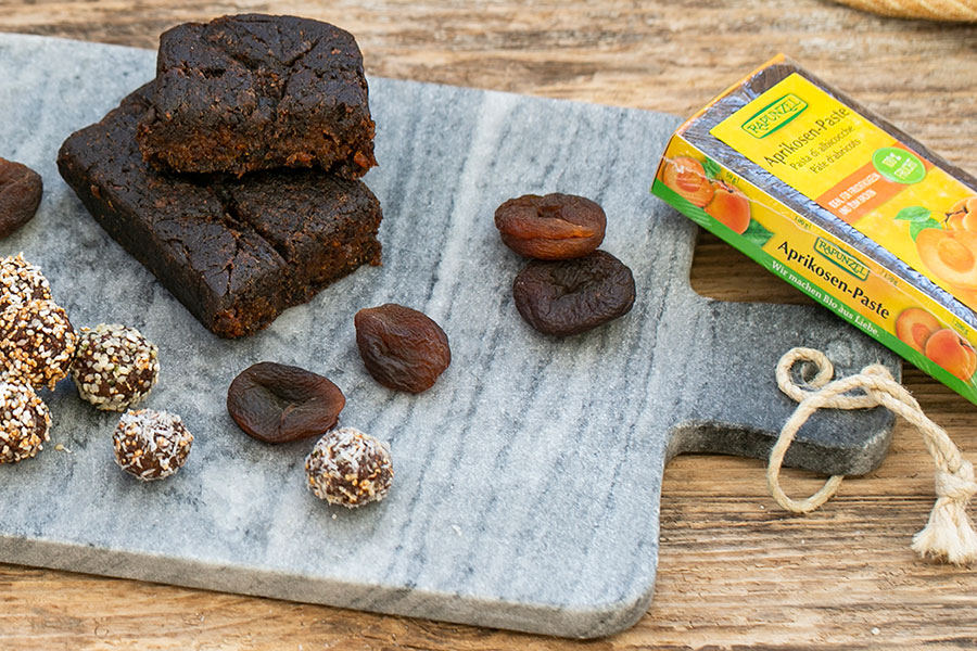 Energiekugeln aus Aprikosen-Paste mit Mandeln und gepufftem Amaranth Energiekugeln aus Aprikosen-Paste mit Mandeln und gepufftem Amaranth
