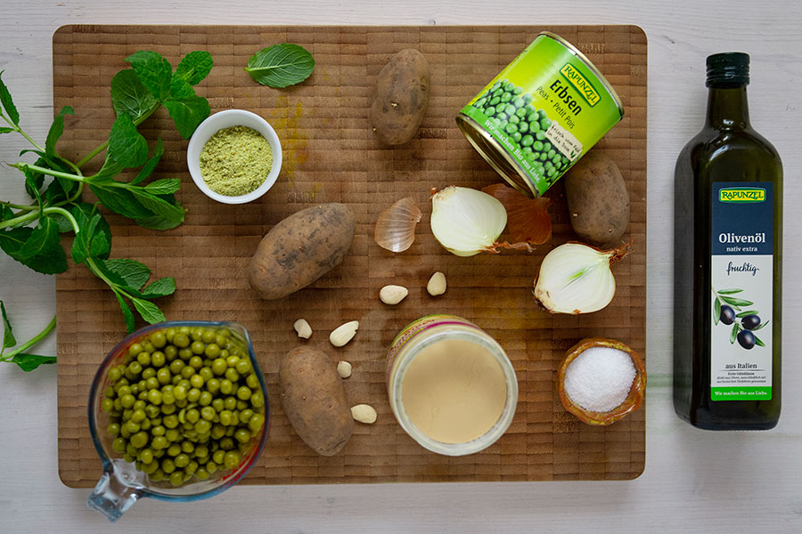 Grüner Erbseneintopf mit Wurzelgemüse und Räuchertofu