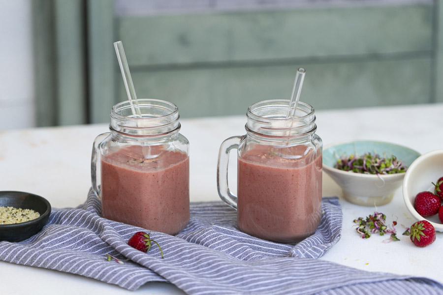 29.05.2020: Smoothie with strawberries and sprouts