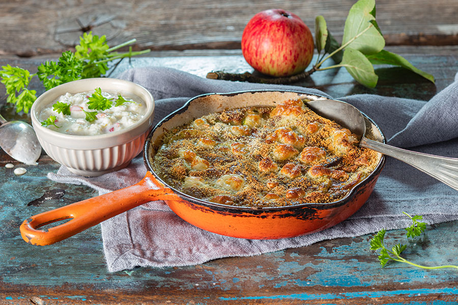 Delikatess-Frittata mit Gemüse und Apfel-Meerrettich-Dip