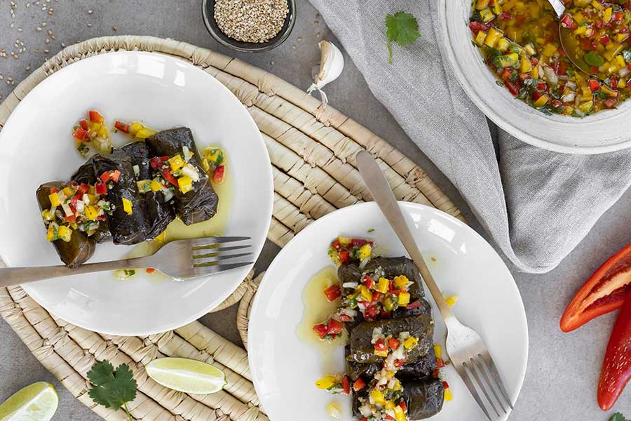 Gegrillte Dolmas mit sommerlicher Paprika-Koriander-Salsa