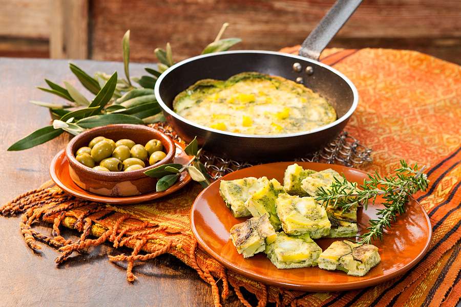 Grüne Tortilla mit Zucchini und Pesto