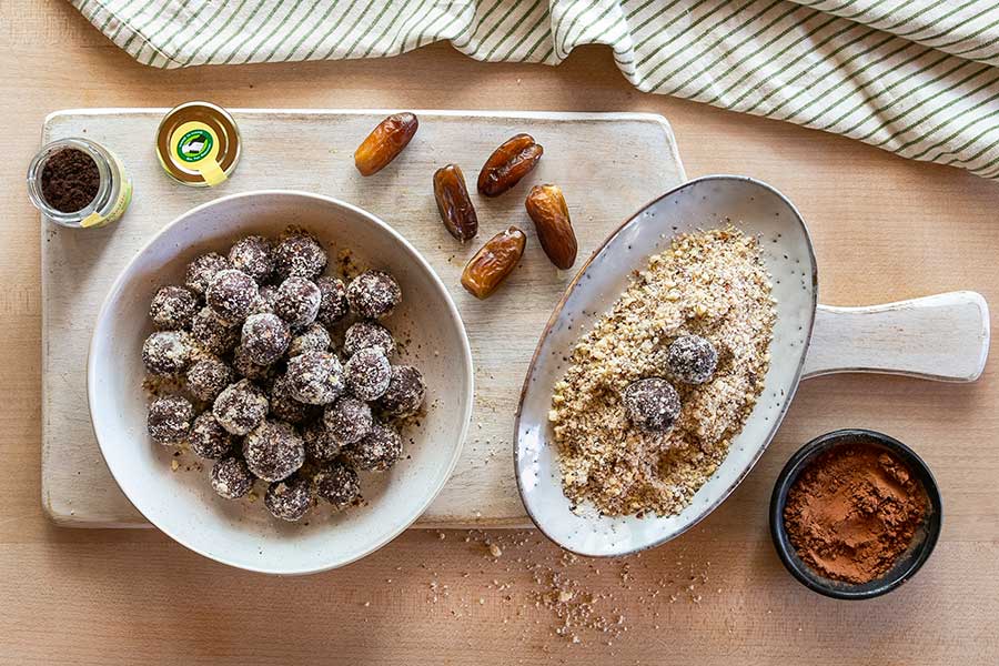 Boules d'énergie aux noisettes, cacao et dattes