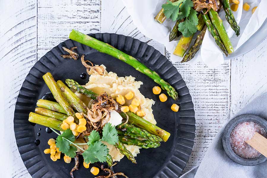 Ofengerösteter Spargel auf Haselnusspüree