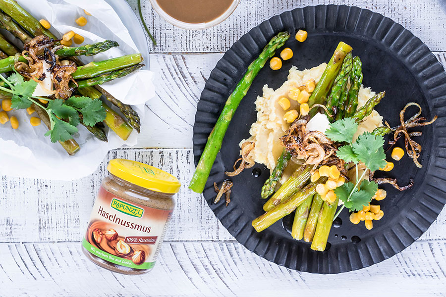 Ofengerösteter Spargel auf Haselnusspüree