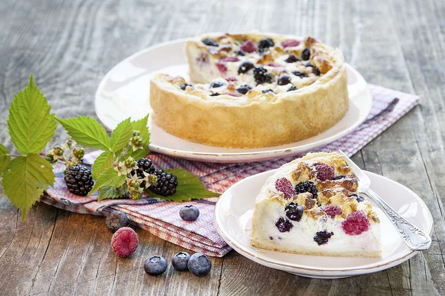 Käsekuchen mit Kokosmilch und Beeren