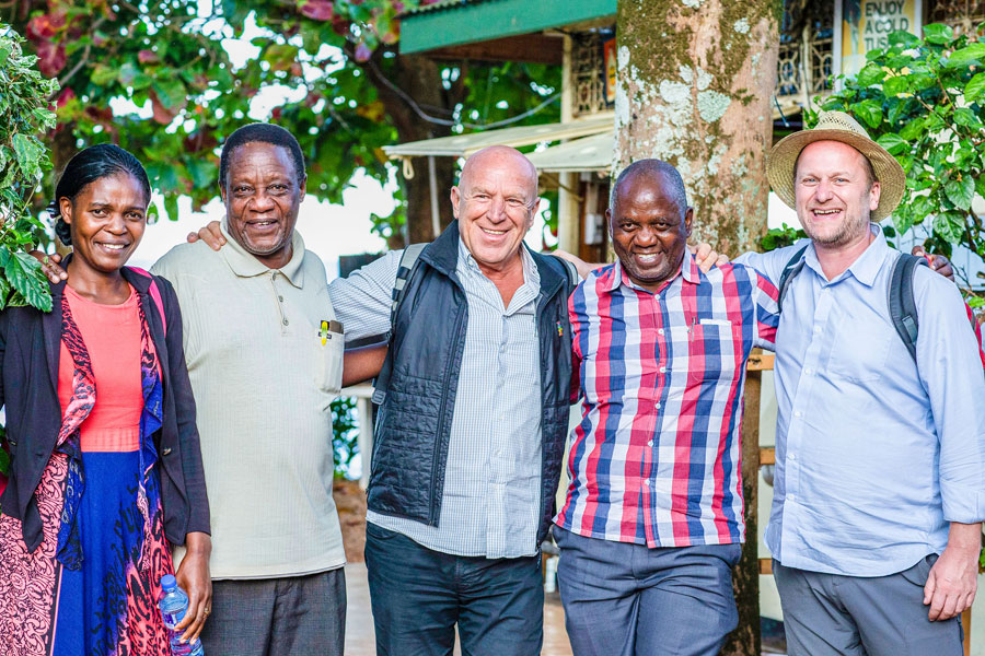 Persönlicher Kontakt: Rapunzel Gründer Joseph Wilhelm (Mitte) bei der Kaffeekooperative KCU in Tansania