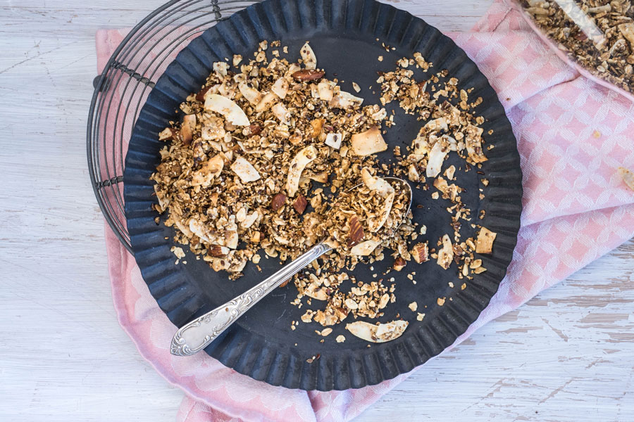 Kokos-Knuspermüsli aus der Pfanne als Topping