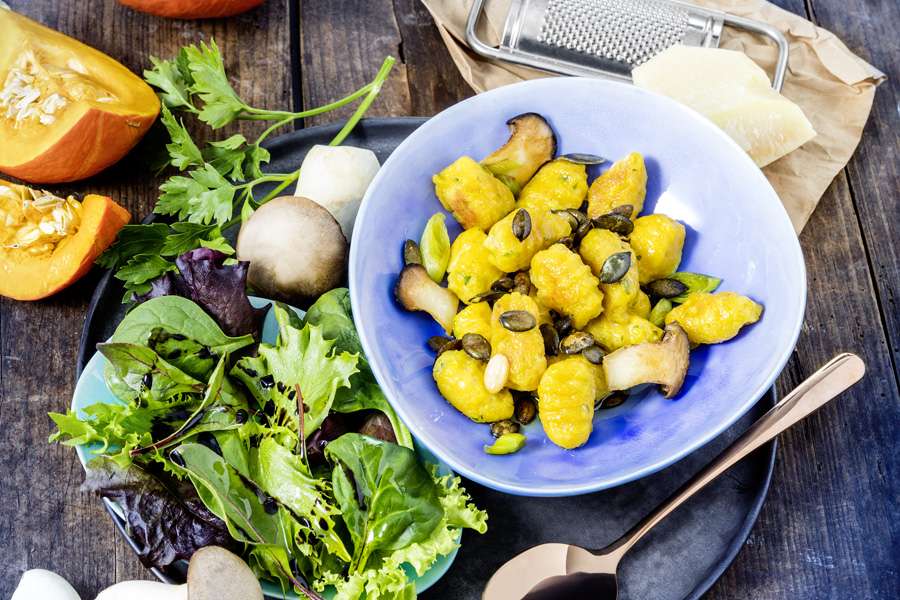Kürbis-Mandel-Gnocchi  mit Petersilie und Kürbiskernen