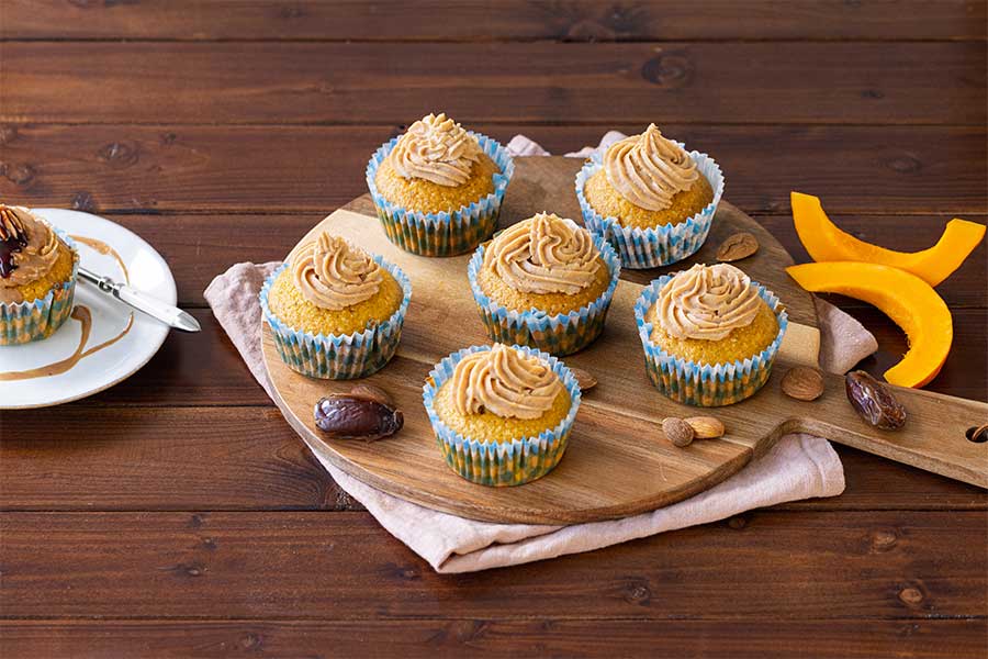 Kürbis Cup Cakes mit Kokos Mandelmus und Datteln