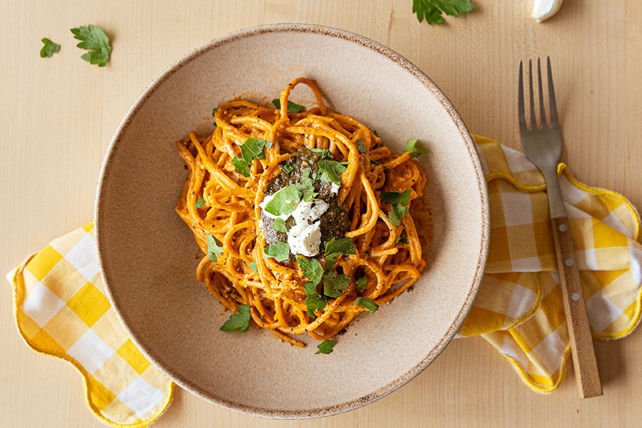 Cremige Linsenspaghetti mit Ofengemüsesauce