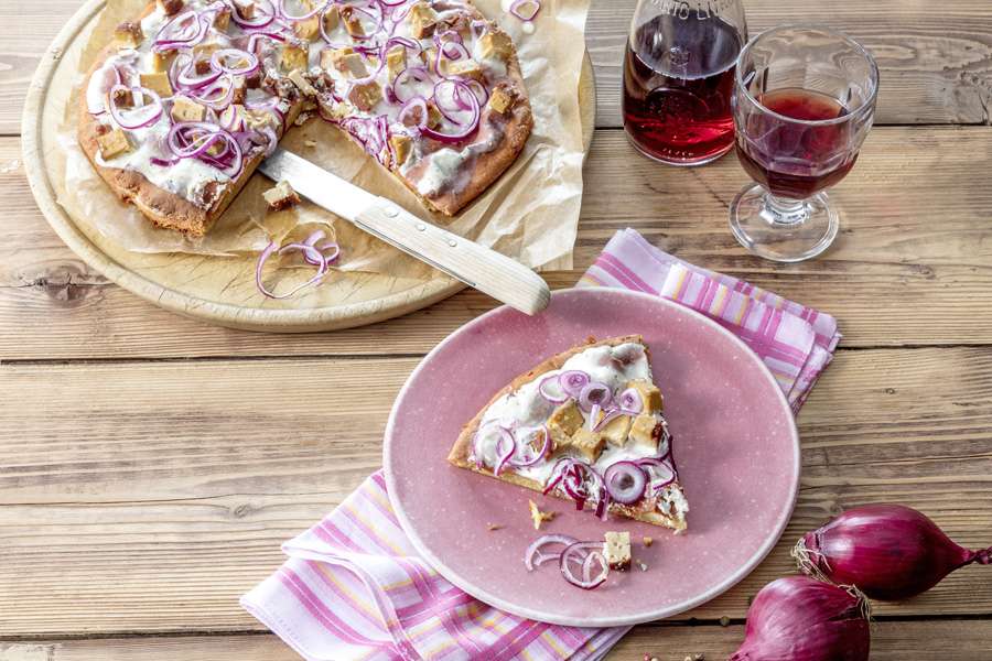 Bio-Rezept: Kichererbsen-Flammkuchen mit Räuchertofu - Rapunzel Naturkost