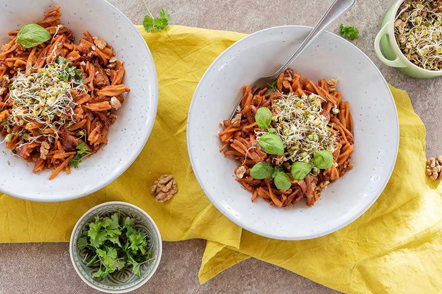 Linsen Spirelli mit Tomatensauce und knackigen Walnüssen