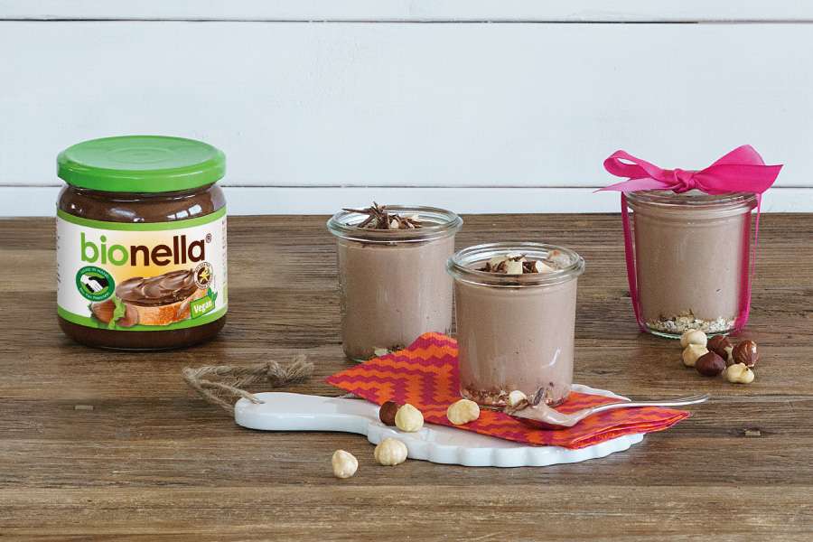 Rezepte mit Nirwana Vegan Schokolade mit Praliné-Füllung HAND IN HAND