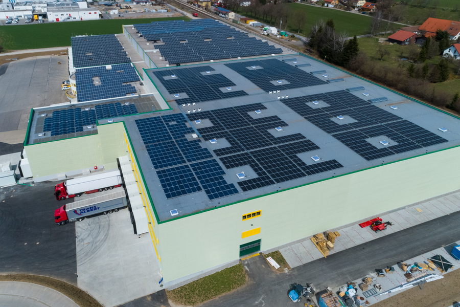 Zum vierten Mal ist das Rapunzel Logistikzentrum in Bad Grönenbach vergrößert worden. Damit konnten unter anderem Prozesse optimiert, aber auch die Arbeitsqualität verbessert werden. Zum vierten Mal ist das Rapunzel Logistikzentrum in Bad Grönenbach vergrößert worden. Damit konnten unter anderem Prozesse optimiert, aber auch die Arbeitsqualität verbessert werden.
