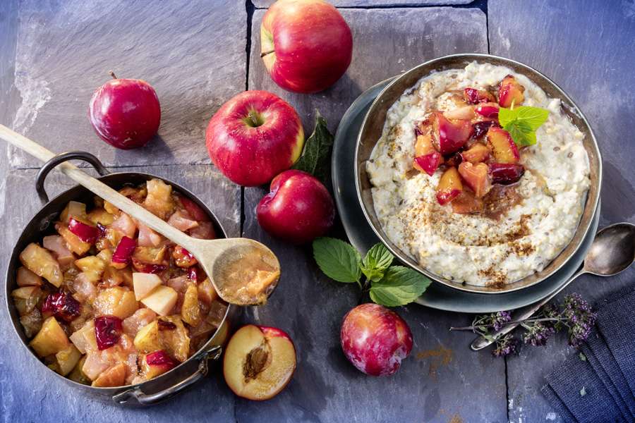 Lupinen-Porridge mit Apfel-Pflaumen-Kompott