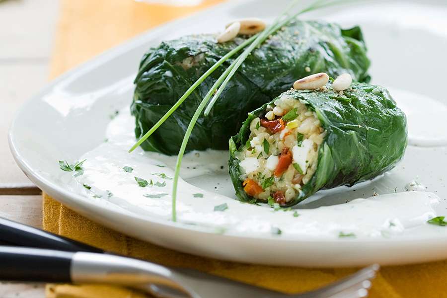 Mangoldblätter mit Bulgur-Schafskäse-Füllung und Frischkäsesauce