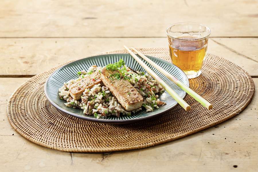 Marinierter Tofu süß-sauer mit gekräutertem Nussreis