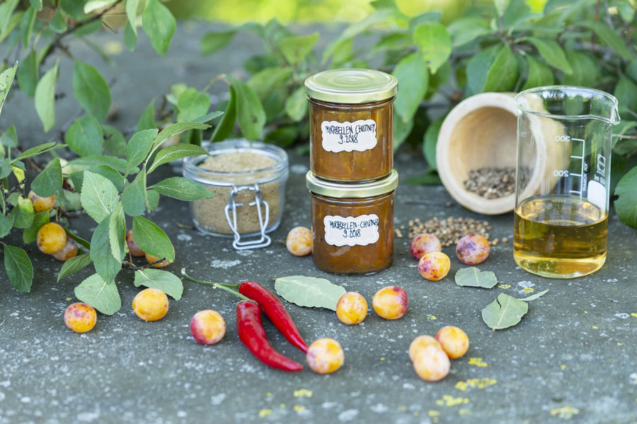 Mirabelle chutney with bay leaf
