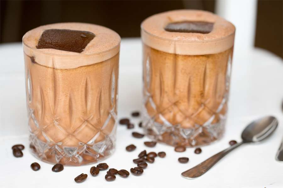 Mokka-Eis-Kaffee mit Kaffee-Eiswürfeln