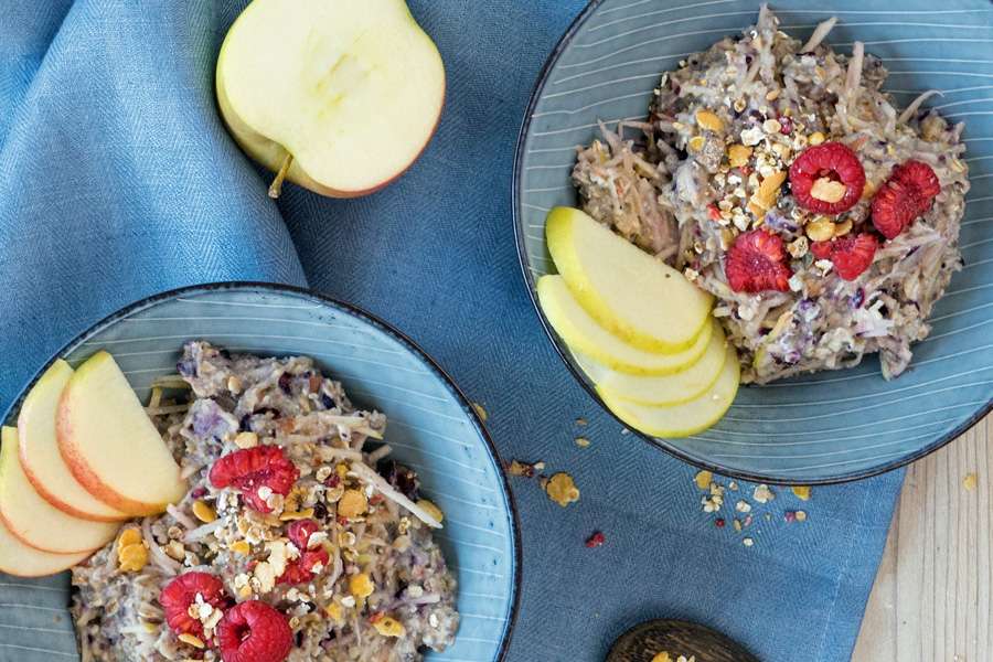 Frühstücksbowl mit Omega Brei und Beerenmüsli