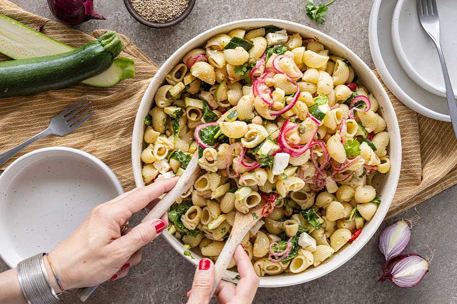 27.09.2023: Conchiglie Nudelsalat mit gepickelten Zwiebeln, Spinat und Feta