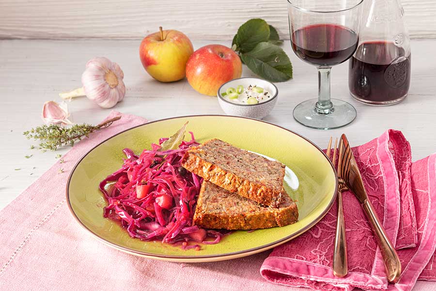 Nussbraten mit Rotkohl und Sesam-Joghurt-Dip