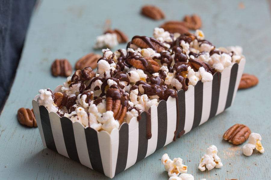 Popcorn with pecan nuts and semisweet chocolate