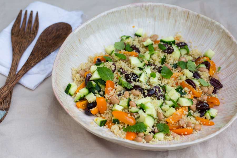 Quinoa-Salat mit Borlotti-Bohnen, Oliven und Minz-Blättern