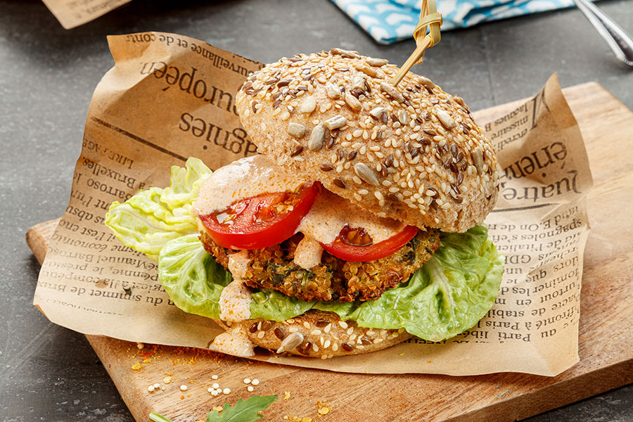 Bio-Rezept: Quinoa-Hafer-Burger mit Sauerrahm-Sauce - Rapunzel Naturkost