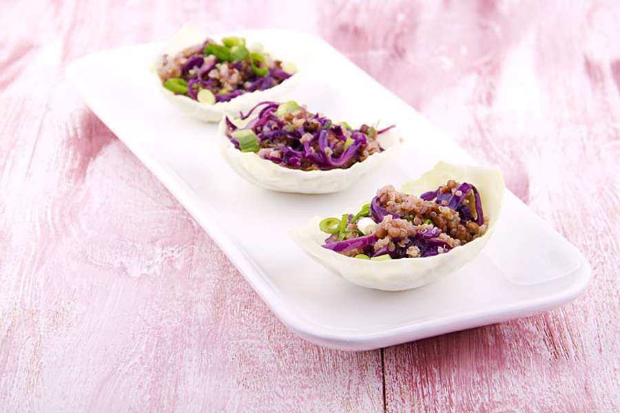 Quinoa-Linsen-Schiffchen mit Safran und Rotkohl