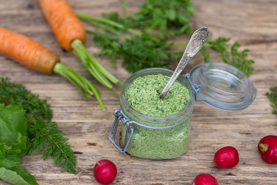 Pesto aus Radieschen- und Karottengrün