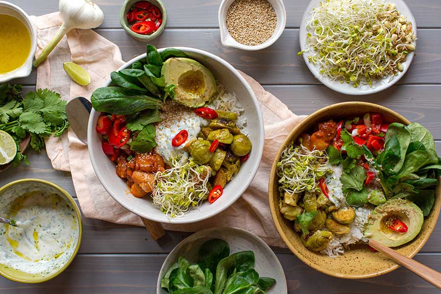 Vitalisierende Reisbowl mit Rosenkohl und Riesenbohnen