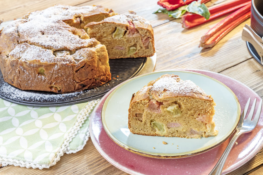 Rhabarberkuchen mit Kokos- & Mandelmus mit Dattel