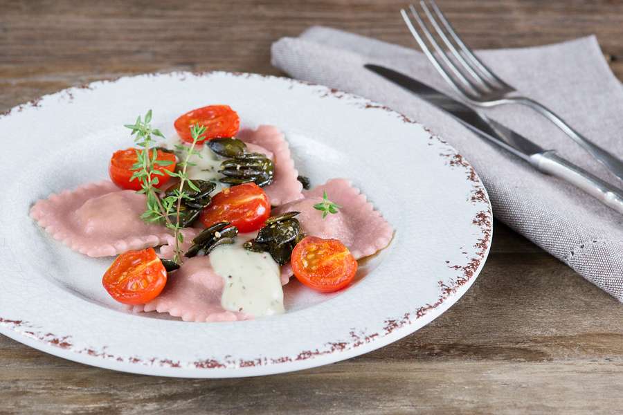 Rote-Bete-Ravioli in Estragon-Sauce mit karamellisierten Tomaten