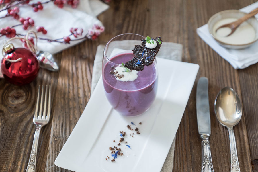 Red cabbage spice soup with smoked black bread chip