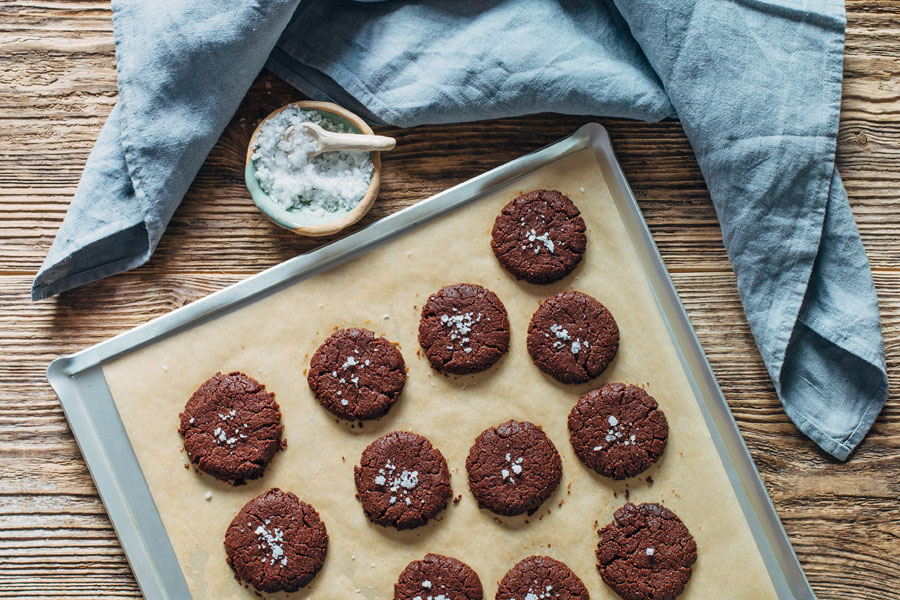 Chocolate cookies with red lentil flour