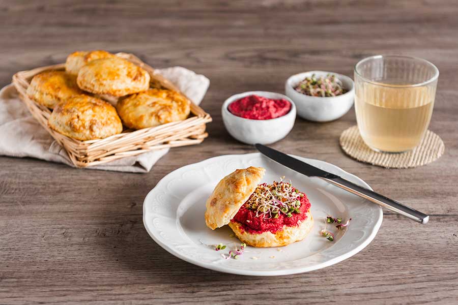 Scones mit Rote Beete-Sprossen-Aufstrich