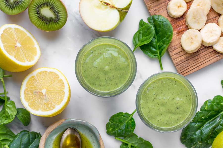 Smoothie mit Kiwi, Apfel, Spinat und Chiasamen Smoothie mit Kiwi, Apfel, Spinat und Chiasamen
